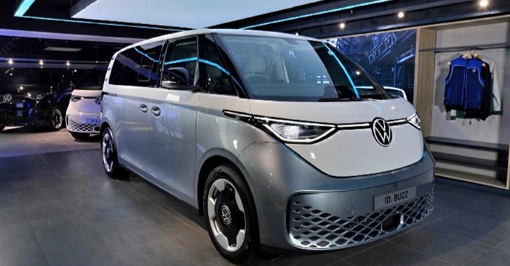 D. Buzz BOZZ White Signature Tampil Perdana di BCA Expoversary 2026